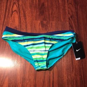 Nike size 8/med reversible bikini bottoms NWT